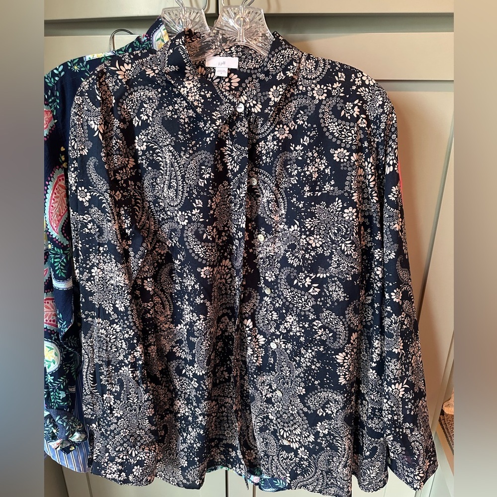 NWOT J.Jill Floral Navy and Off White Blouse, Sz M. Never Worn.